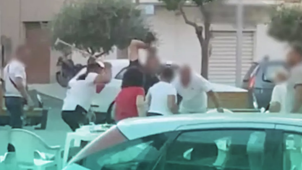 Mai mulți români și bulgari s-au tăiat cu sticle sparte lângă o biserică din Italia. "Era iadul", au povestit trecătorii îngroziți