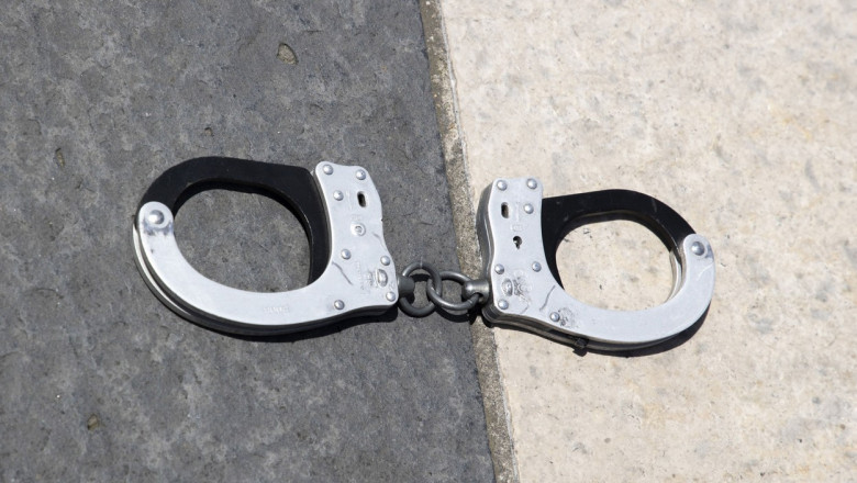 Un bărbat i-a amenințat pe polițiștii chemați de vecini pentru că muzica era prea tare
