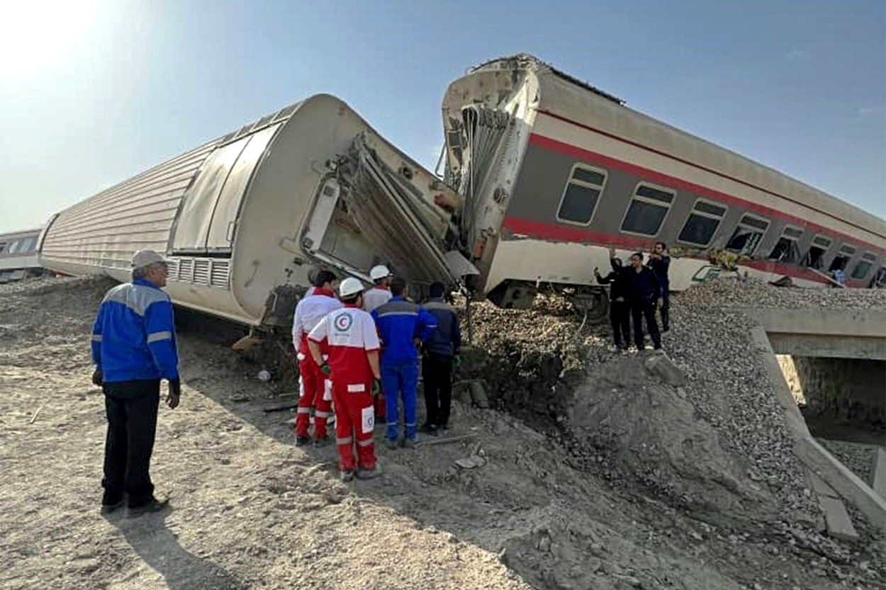 UPDATE Cel puţin 17 morţi și zeci de răniți, după ce un tren de pasageri a deraiat în Iran