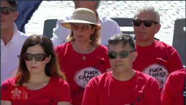 coristi italieni cu tricouri rosii inscriptionate fuc cancer choir