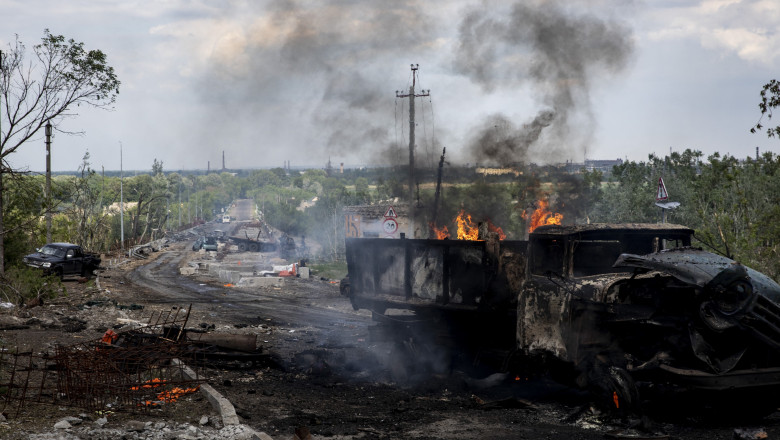 Maşini distruse pe podul care face legătura între oraşele Severodoneţk şi Lisiceansk, regiunea Lugansk, Ucraina