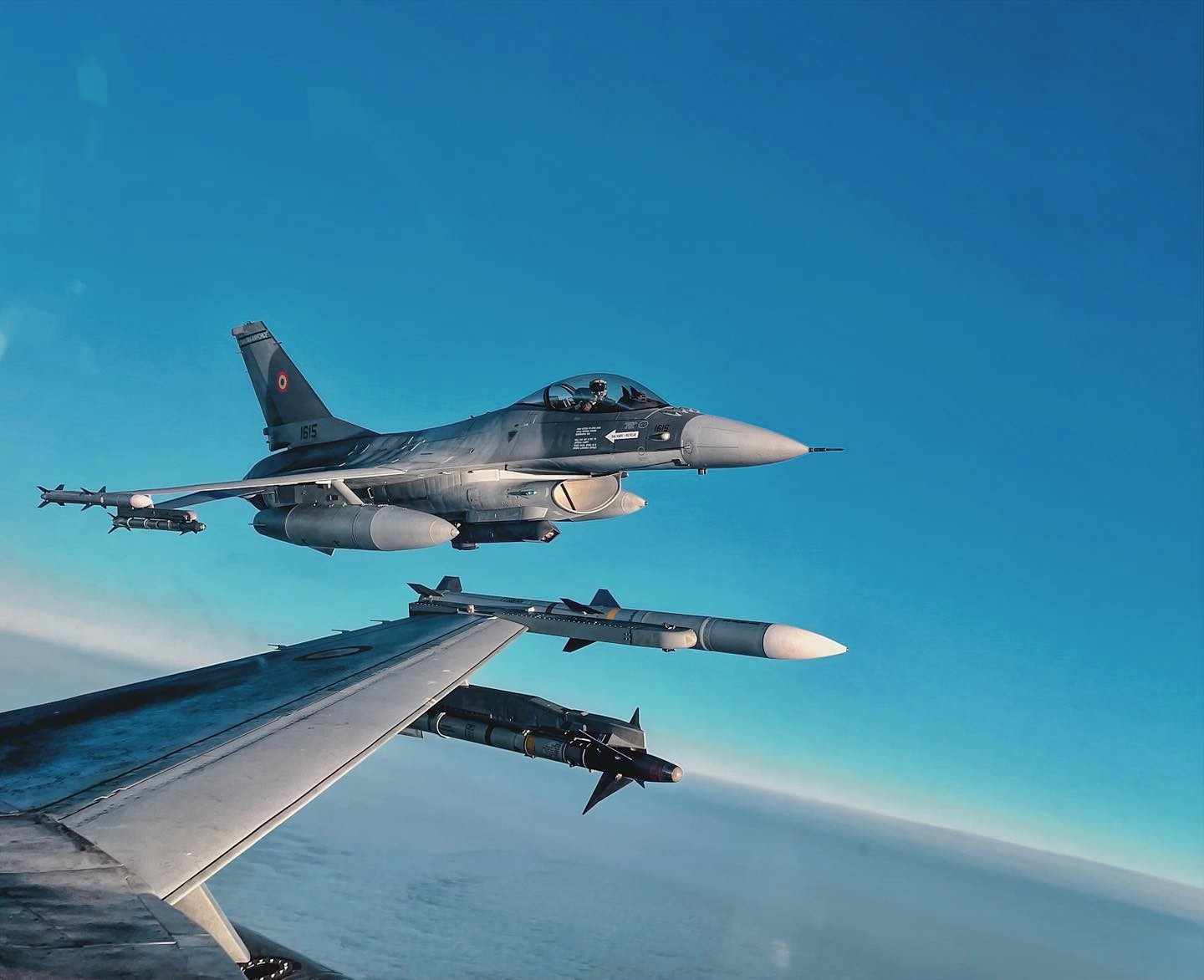 Un avion a intrat neautorizat în spaţiul aerian al României. Aparatul, interceptat de forţele aeriene maghiare, americane şi române