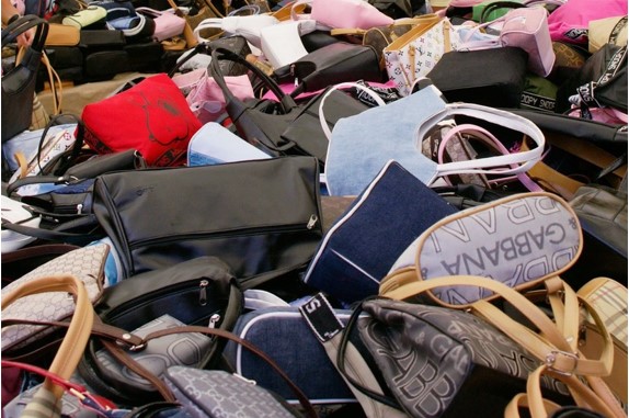 Studiu InfoCons: 40% dintre tineri cumpără intenţionat produse contrafăcute. De ce optează românii pentru aceste bunuri