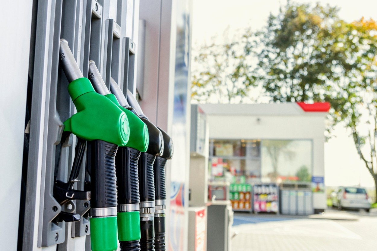 Scumpirea carburantilor in 2023: eliminarea compensarii si cresterile benzinarilor au readus preturile la nivelul din decembrie