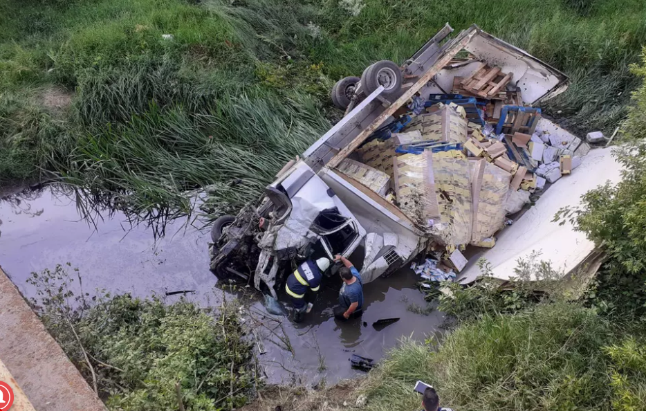 Un TIR cu dulciuri s-a răsturnat într-un râu din Vaslui