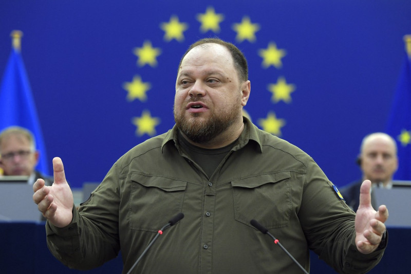 Ruslan Ștefanciuk cu steagul european în spate, vorbind de la podiumul Parlamentului European