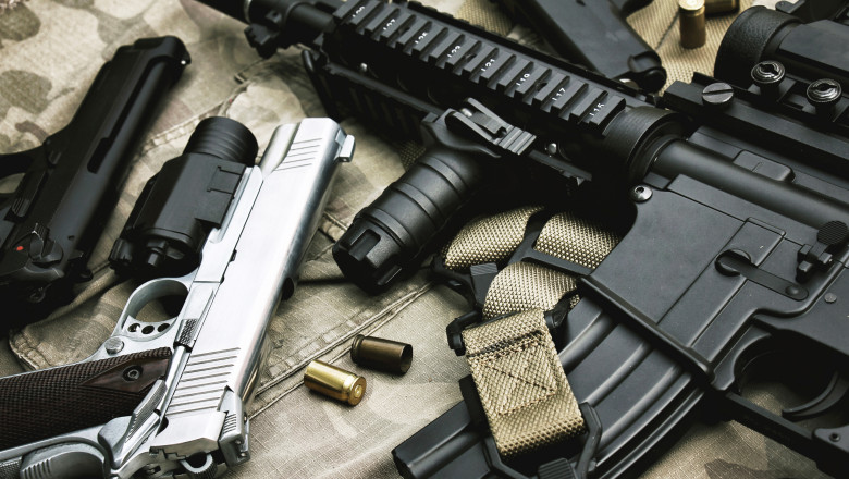 Percheziţii la persoane care ar fi deţinut ilegal muniție și arme de foc militare. Este vizată și o firmă