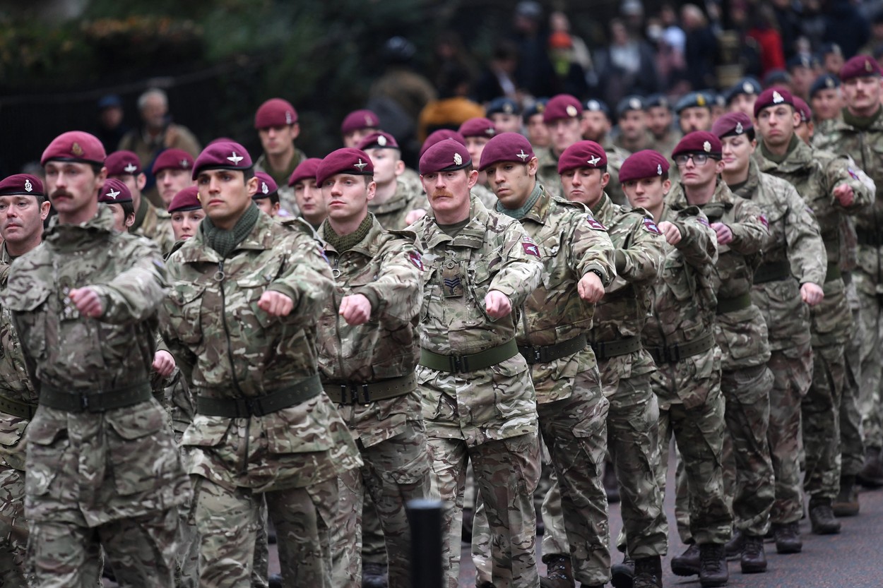 Orgie cu parașutiști filmată într-o bază militară britanică. Oficial al armatei: „Nu este reclama pe care ne-o doream”