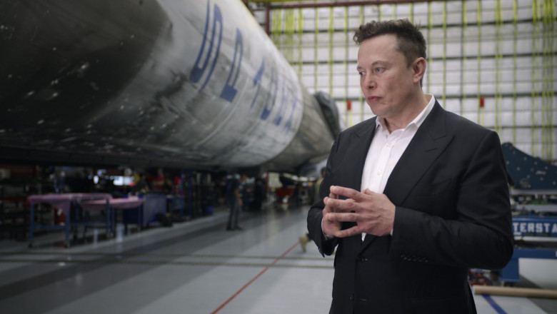 Elon Musk și o rachetă