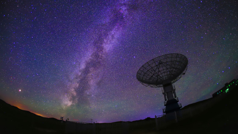 O explozie neobișnuită de unde radio a fost detectată într-o galaxie îndepărtată. Astronomii au acum de rezolvat un nou mister