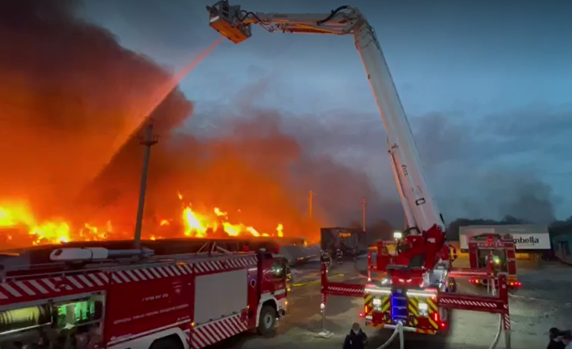 VIDEO. Incendiu puternic izbucnit la o hală din județul Argeș. Specialiștii au identificat substanţe periculoase în zonă