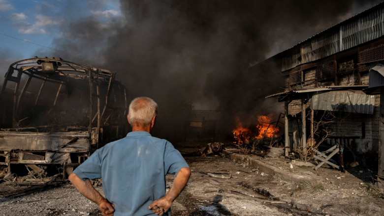 Proprietarul unui depozit își vede afacerea arzând în urama unui atac rusesc, la Lisiceansk.