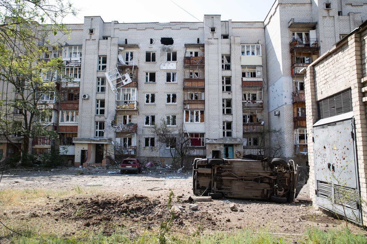 100 de zile de război. Rușii atacă puternic centrul orașului Severodonețk. „Doamne, doar să nu înceapă să tragă în noi”