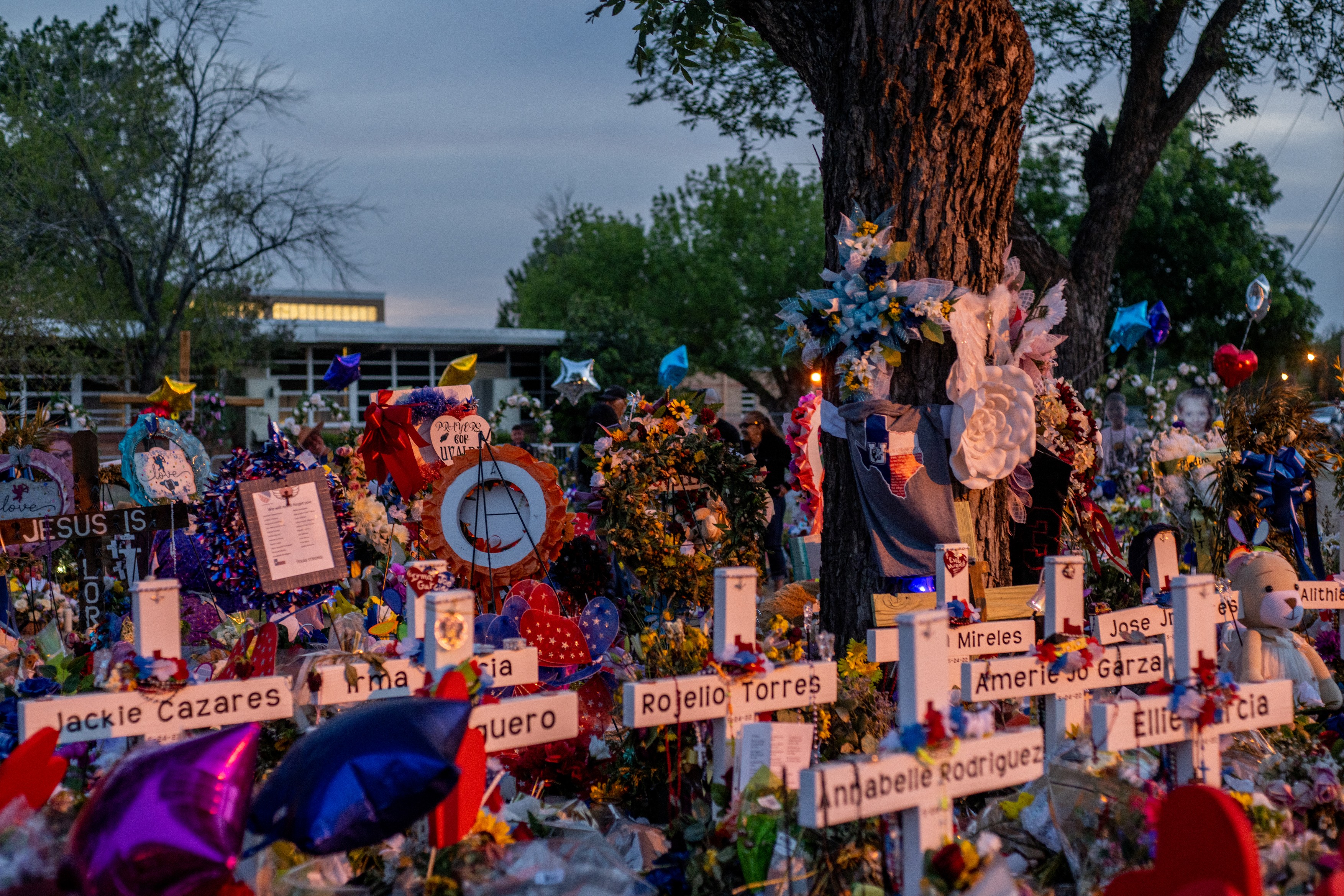 Furie crescută în America, după ce s-a aflat cum a reușit atacatorul care a ucis 19 copii să intre în școala din Texas