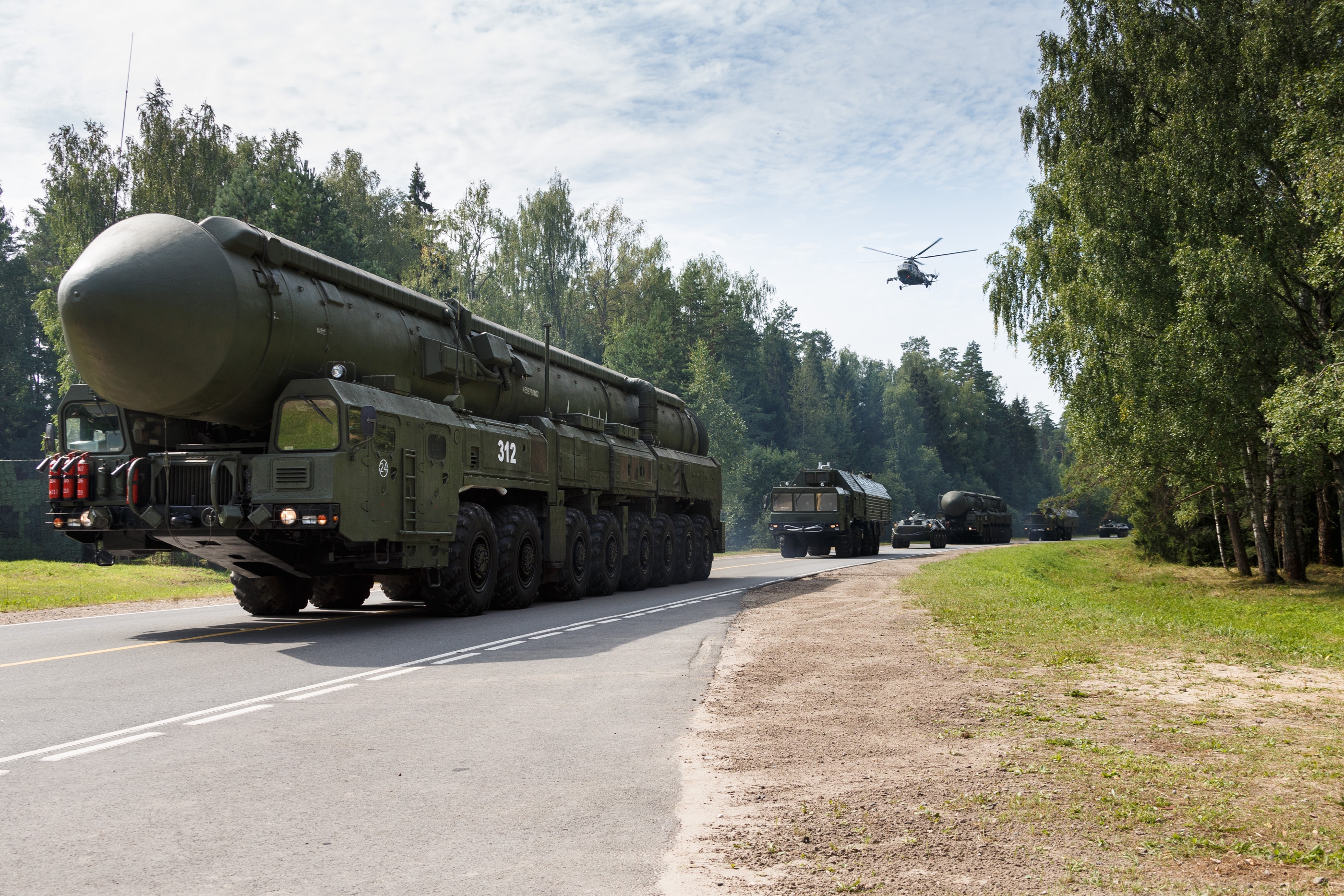 Vladimir Putin face exerciții militare „intense” cu armele nucleare ale Moscovei