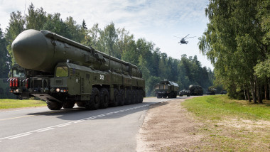 Rachetă nucleară intercontinentală Yars/Topol-M situată pe un lansator mobil, în cadrul unor manevre militare ale armatei ruse