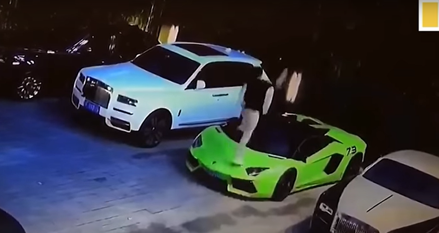 VIDEO. După o noapte de beție, un tânăr a aflat că a distrus 4 mașini de lux și are de plătit o sumă uriașă pentru reparații
