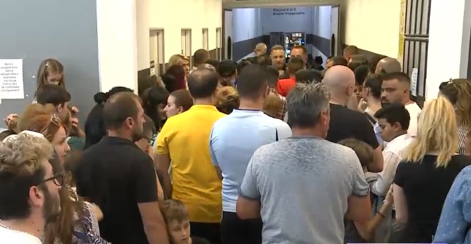 Scandal la Timișoara. Sute de părinți care au venit cu copiii să le facă pașaport fără programare s-au îmbrâncit și s-au luat la ceartă