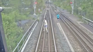 Adolescenți filmați cum aleargă în fața trenului care se apropie cu viteză