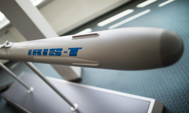 Nuremberg, Germany. 4th July, 2017. A model of the Iris-T rocket of the industrial and arms manufacturer Diehl, photographed during the annual press conference of the company in Nuremberg, Germany, 4 July 2017. Photo: Daniel Karmann/dpa/Alamy Live News