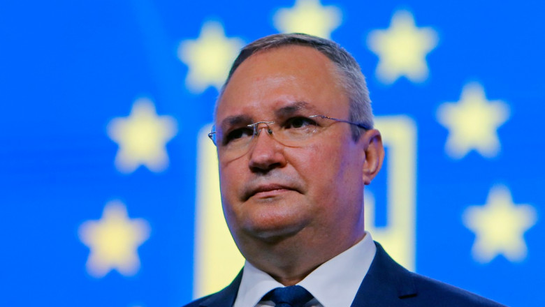 Președintele PNL, Nicolae Ciucă. portret cu steagul ue in spate