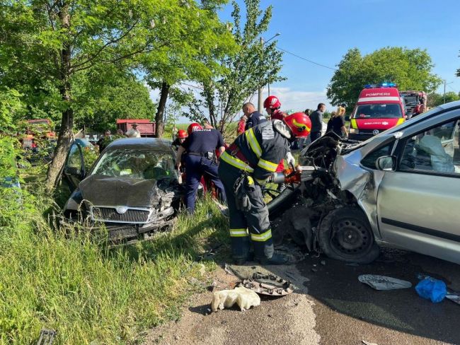 Șapte copii au fost răniți după ce două mașini s-au lovit în Dorohoi