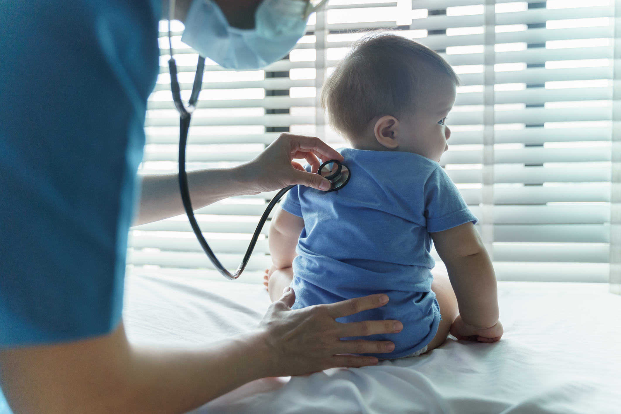 O fetiță are o afecțiune genetică atât de rară încât medicii au trebuit să o caute pe Google
