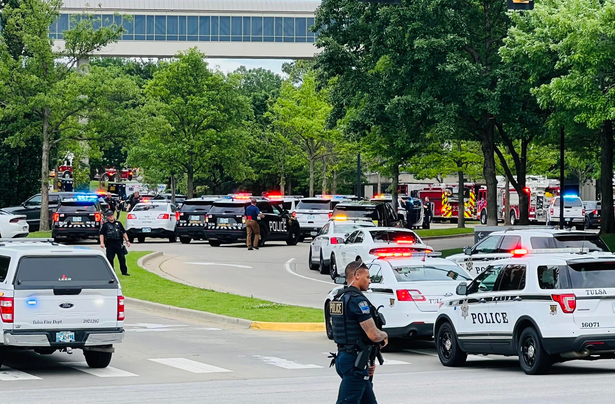 4 morți și 10 răniți într-un nou atac armat în SUA. Un bărbat a intrat cu două arme într-un spital din Oklahoma și a început să tragă