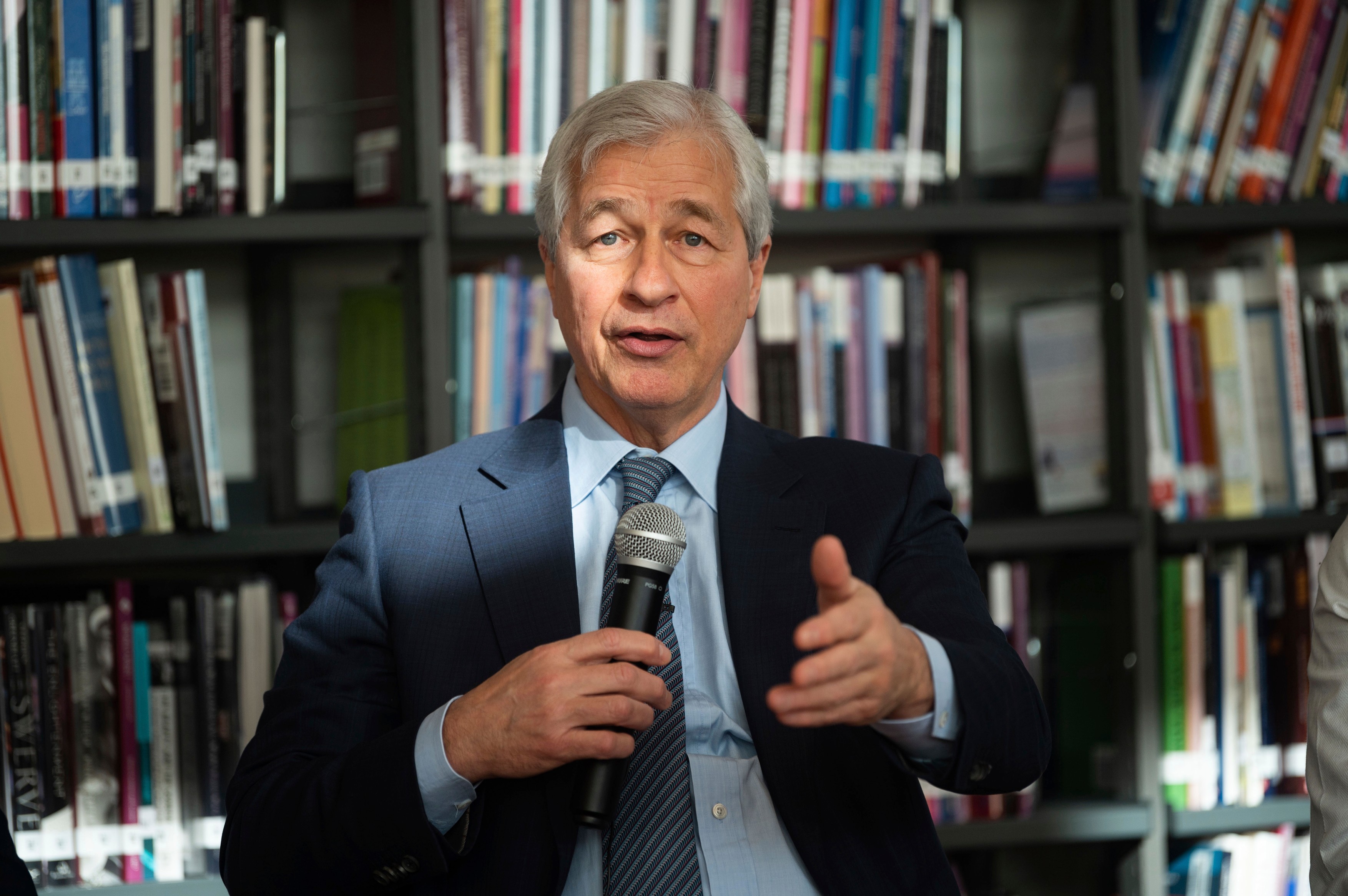 "Oamenii vor scrie despre asta în cărțile de istorie timp de 50 de ani". Șeful JP Morgan prezice un "uragan" economic