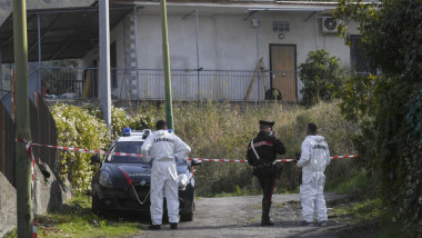 criminalisti si carabinieri la locul unei crime, in italia