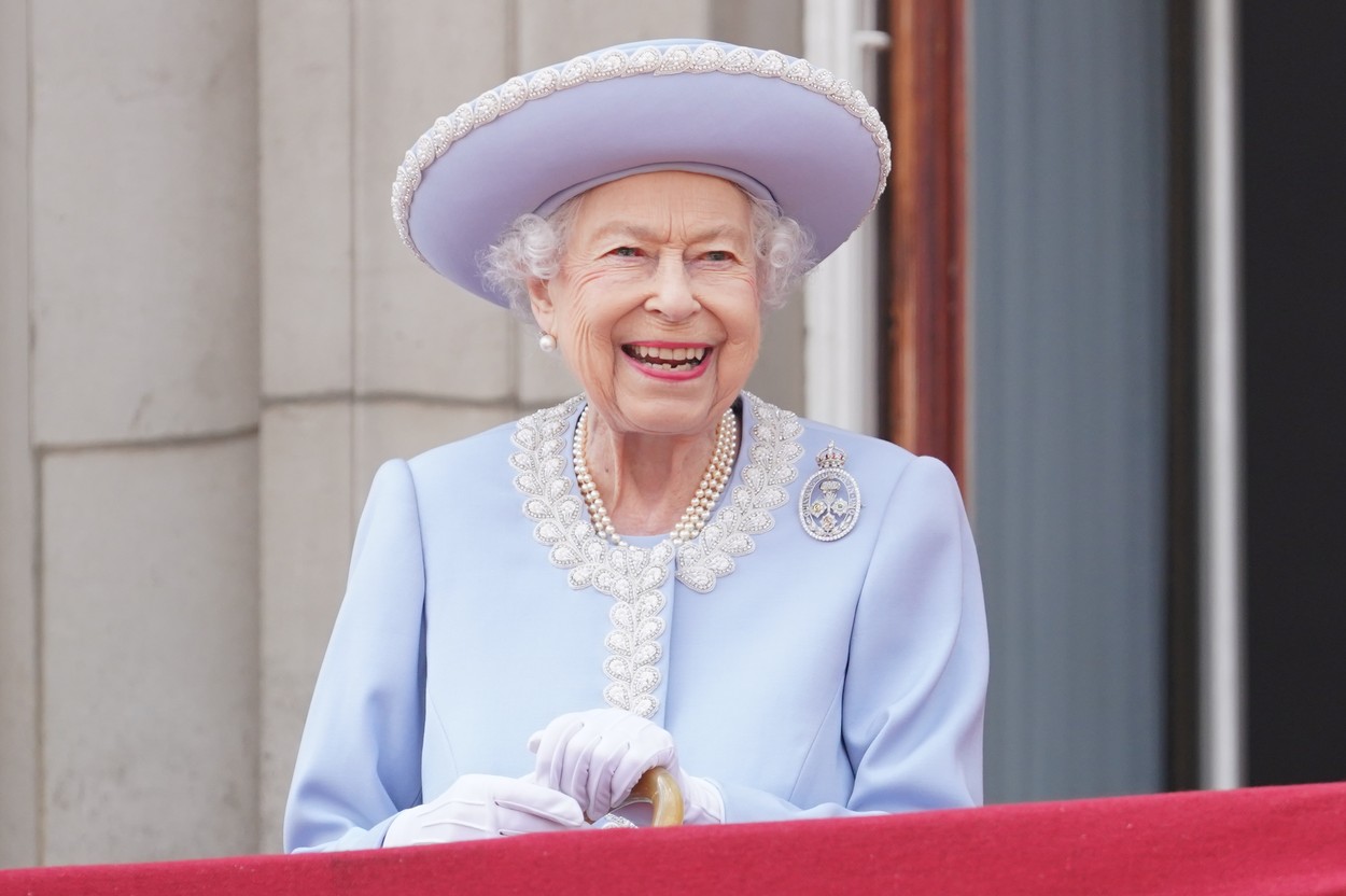Familia regală britanică, la parada tradițională Trooping the Colours. Regina a privit ceremonia de la balcon