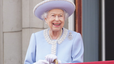 Regina Elisabeta a II-a a Marii Britanii a apărut joi la balconul oficial al Palatului Buckingham din Londra, în prima zi a festivităţilor care marchează Jubileul de Platină.