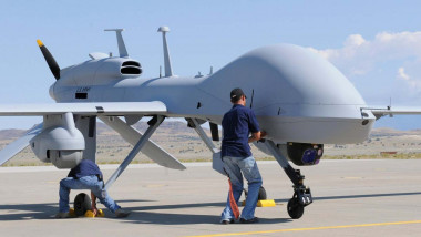 drona MQ-1C Gray Eagle si militari care o pregatesc de zbor