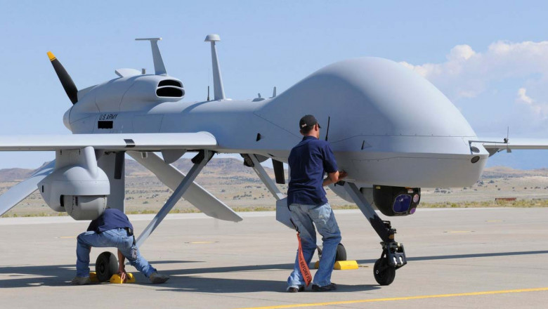 drona MQ-1C Gray Eagle si militari care o pregatesc de zbor