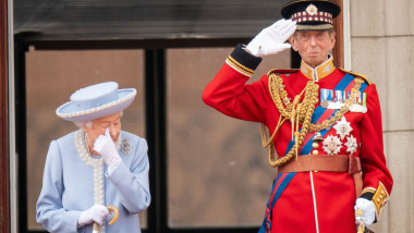 regina elisabeta isi sterge un ochi in timp ce varul ei ducele de kent in uniforma militara saluta cu mana la chipiu in balconul palatului buckingham cu ocazia trooping the colours