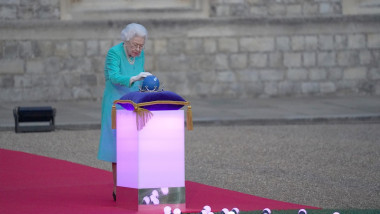 regina atinge globul care aprinde luminile la castelul windsor