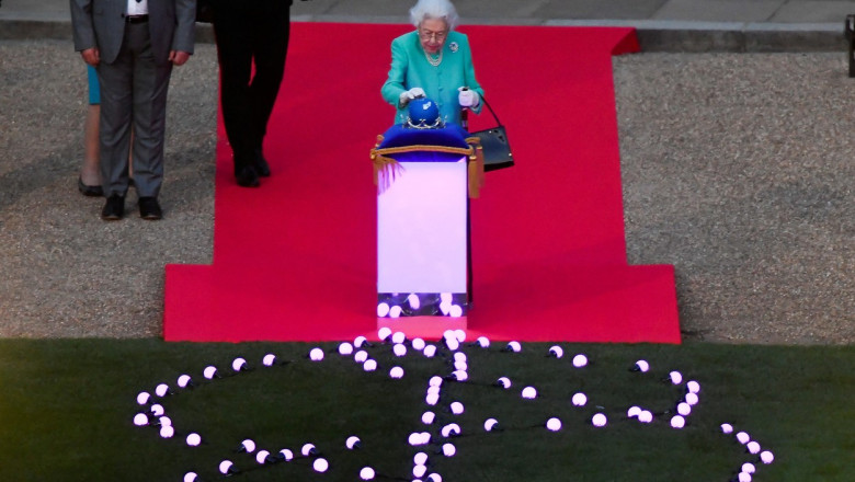 regina atinge butonul pentru aprinderea luminilor la windsor