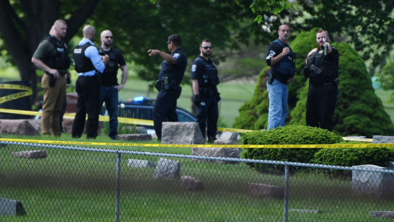 politisti fac ancheta in cimitirul unde a avut loc un atac armat
