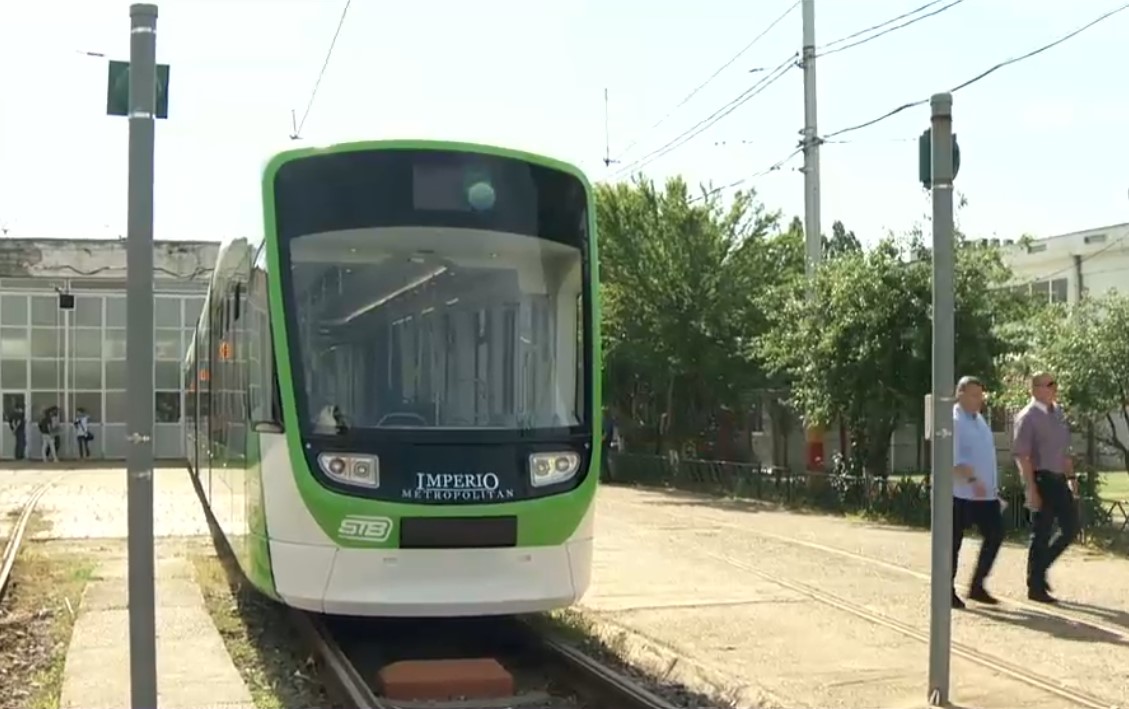 VIDEO. Primul tramvai nou, dintre cele 100 care vor circula în București, a ajuns în Capitală și intră în probe