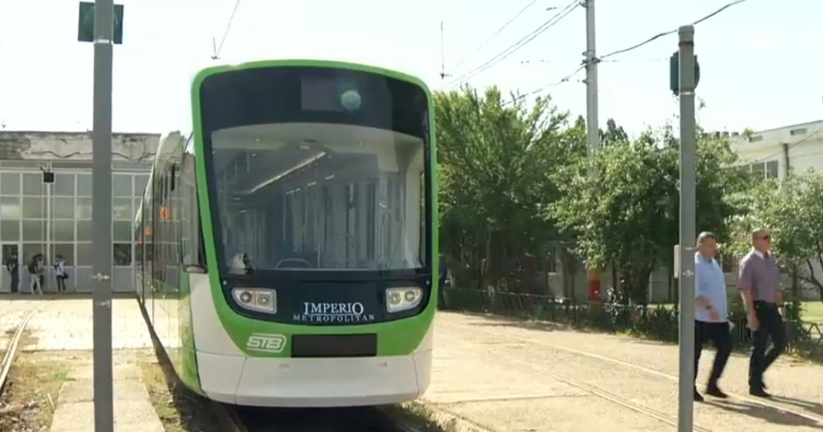 VIDEO. Primul tramvai nou, dintre cele 100 care vor circula în București, a ajuns în Capitală și intră în… – Digi24