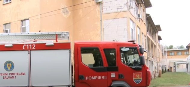 Degajări mari de fum la Spitalul de Copii "Sfânta Maria" din Iaşi. Pompierii intervin cu mai multe autospeciale