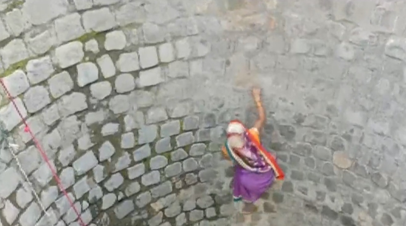 VIDEO Două femei din India își riscă viața coborând într-o fântână aproape secată pentru a lua apă. Imaginile au devenit virale