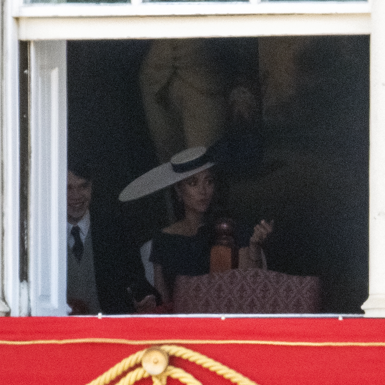 FOTO. Excluși de la balconul oficial, prințul Harry și soţia sa, Meghan, au urmărit dintr-un birou parada în onoarea reginei