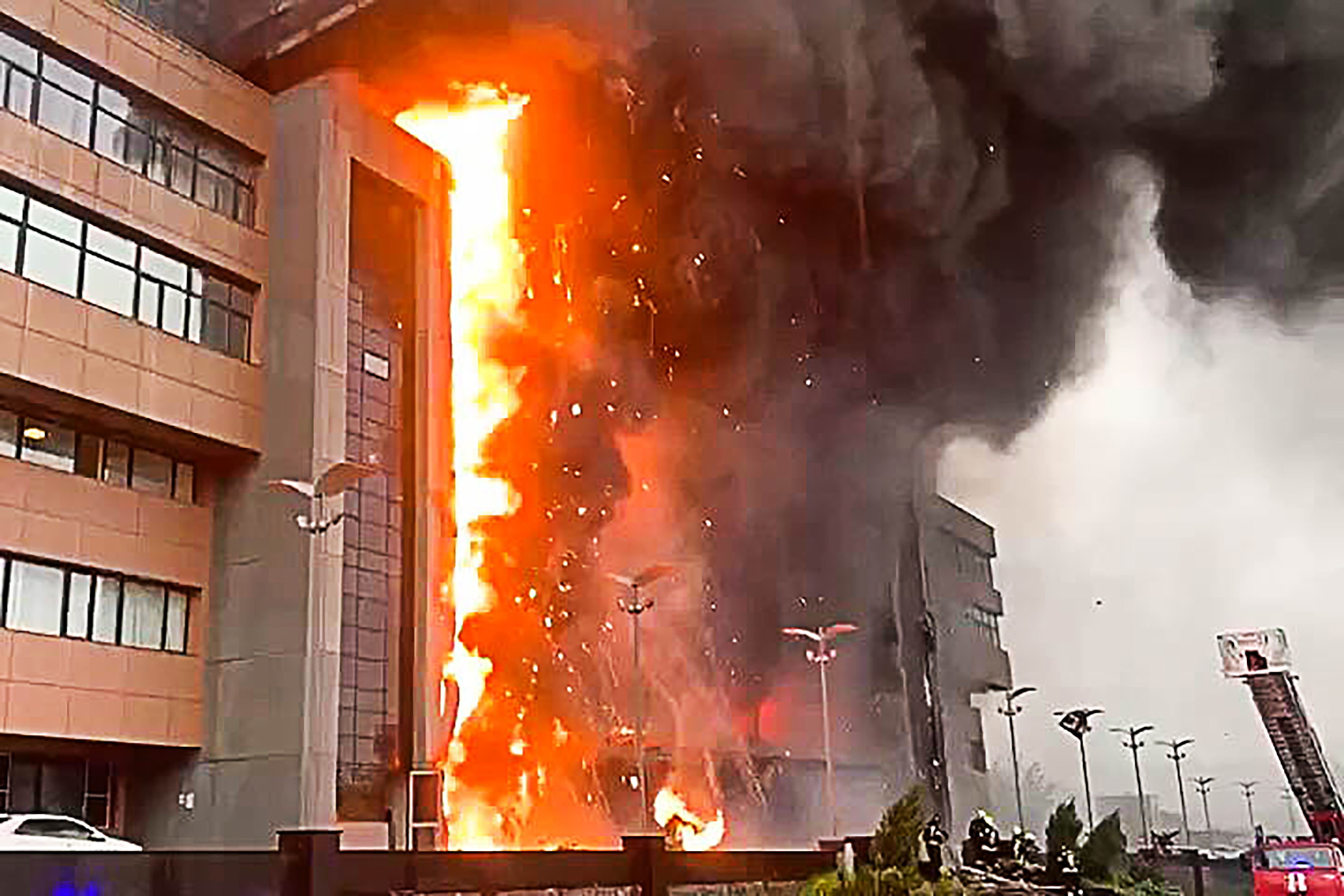 O clădire de birouri din Moscova a fost mistuită de flăcări. Incendiul a fost calificat ca având grad maxim de complexitate