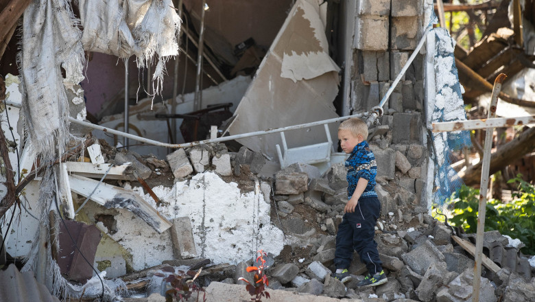 copil printre ruine in ucraina