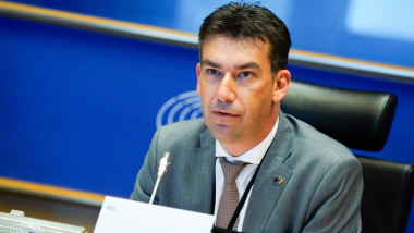 Europarlamentarul Dragoș Tudorache in parlamentul european cu un microfon in fata