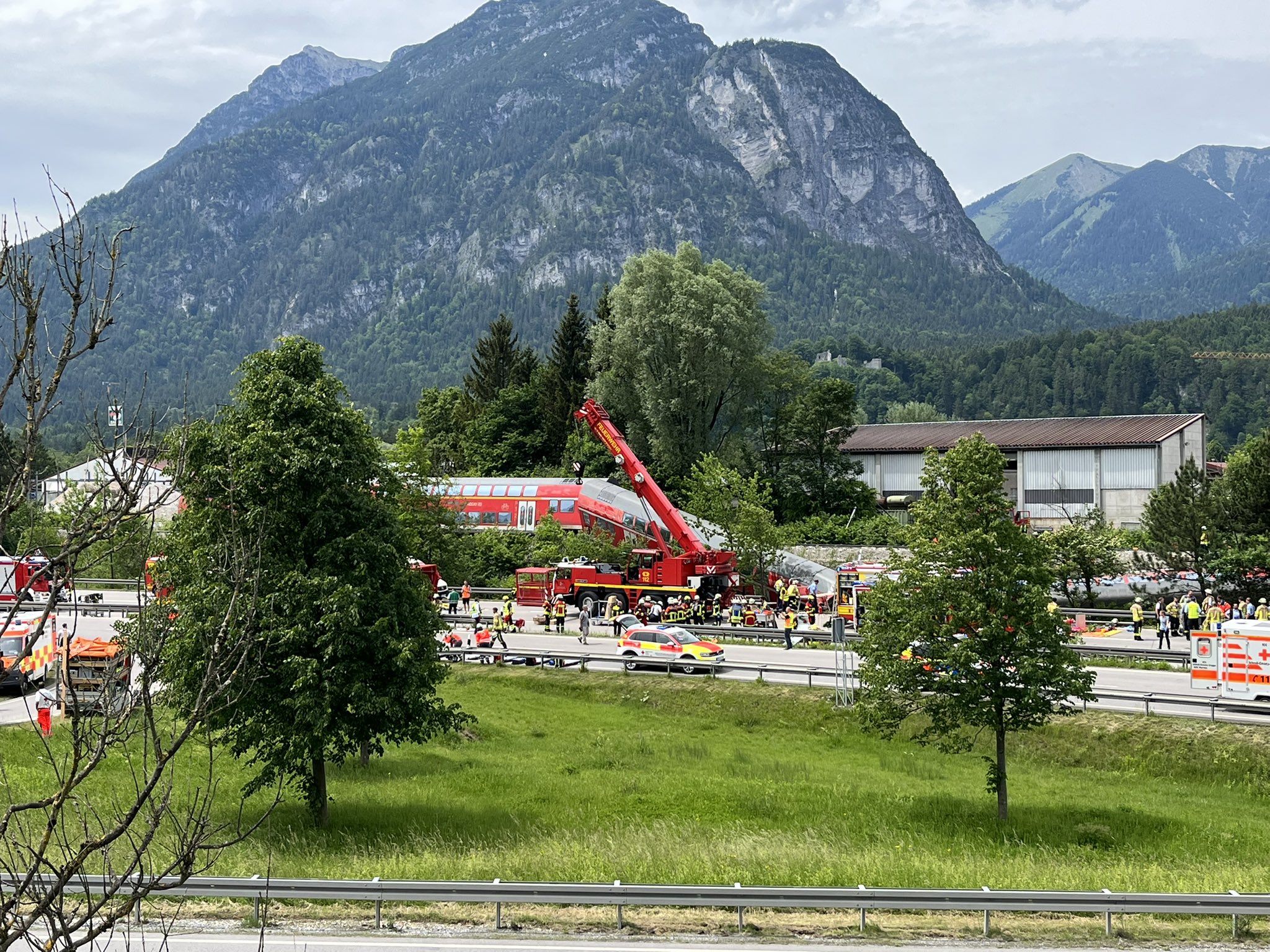 UPDATE Cel puțin 4 morți și zeci de răniți, după ce un tren a deraiat în Germania (FOTO&VIDEO)