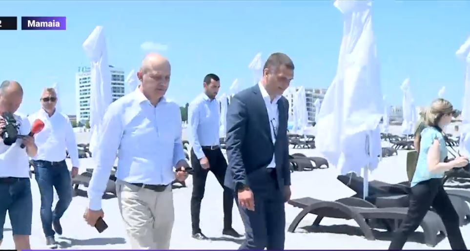 Ministrul Turismului a luat la pas plaja din Mamaia, care a fost lărgită în 2021: „Haideți să luăm partea pozitivă”
