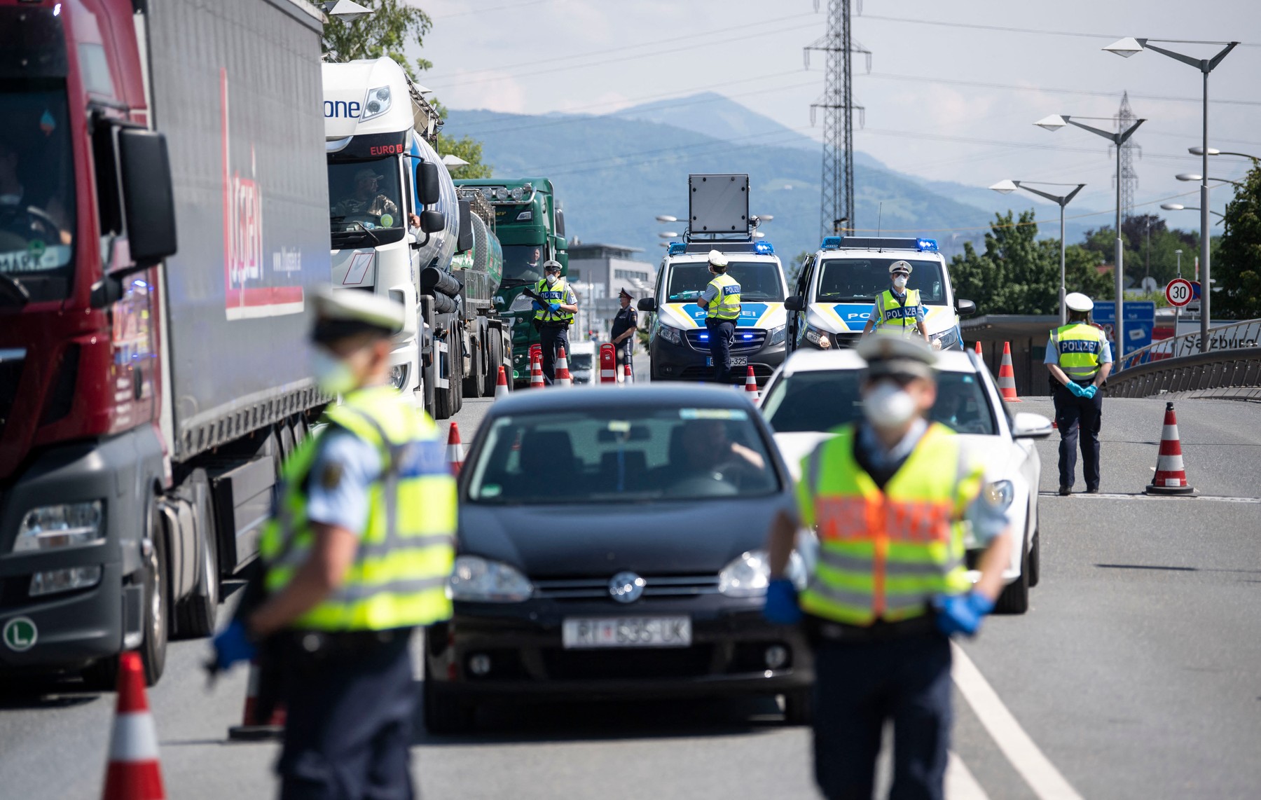 CE nu a verificat suficient dacă reintroducerea controalelor la frontierele interne în pandemie respecta legislaţia Schengen (raport)