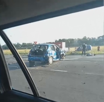 Un om a murit într-un accident pe DN1 după ce trei mașini s-au izbit violent. Imagini de la fața locului
